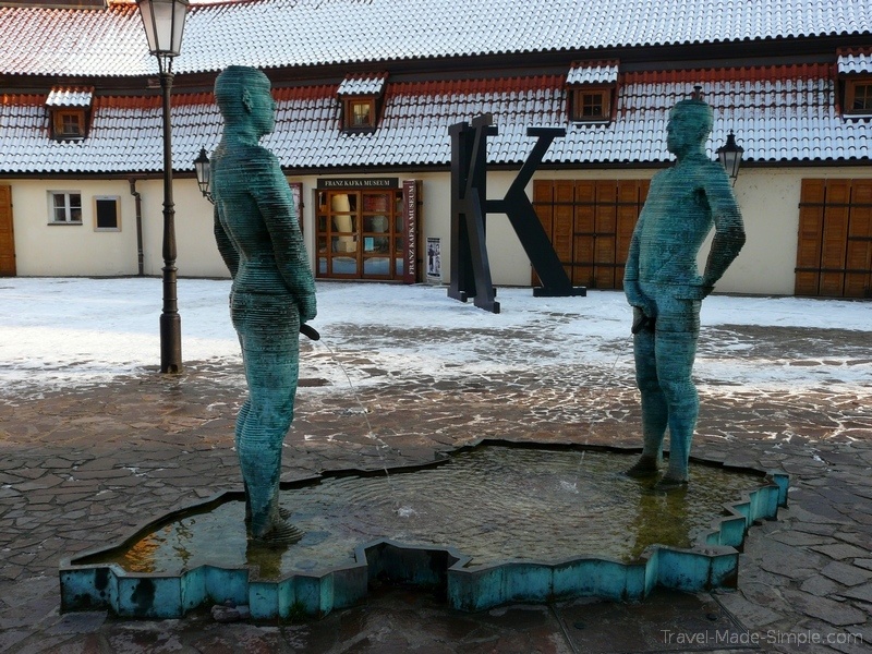 3 days in Prague peeing statue